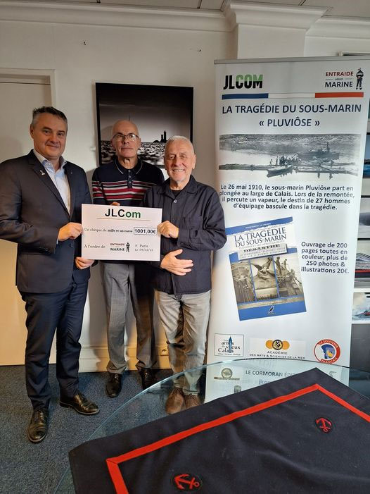 Roland Biguenet et Luc Corlouer remettant un chèque au vice-amiral d'escadre Philippe Hello